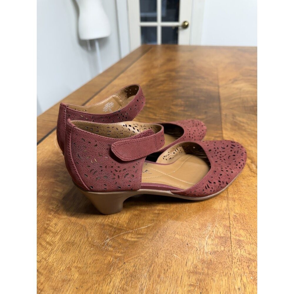 Easy Spirit Women’s 8 Cindie Mary Jane Red Genuine Leather Pumps Perforated Shoe - Picture 3 of 6